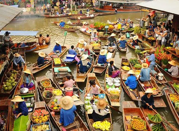 Damnoen Saduak market Thailand