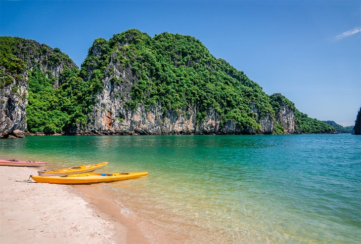 vietnam halong bay things to do kayak bai tu long bay