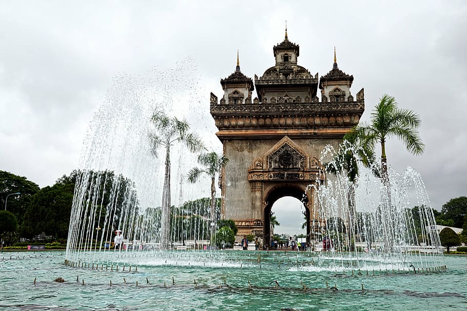 laos vientiane monument fountain 1