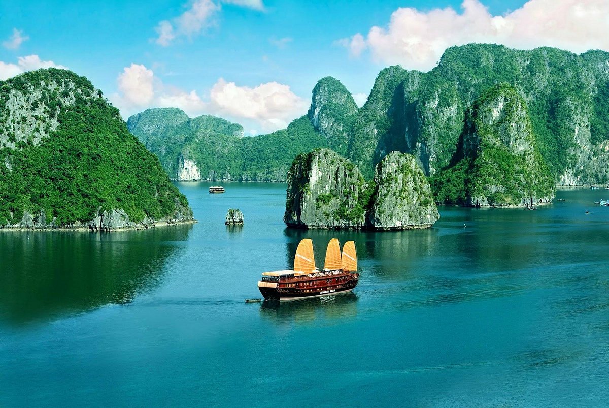 Maximize your day with a time-saving tour Ha Long Bay