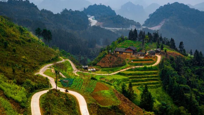 Ha Giang Loop tour reveals dramatic peaks and rich ethnic culture in Northern Vietnam