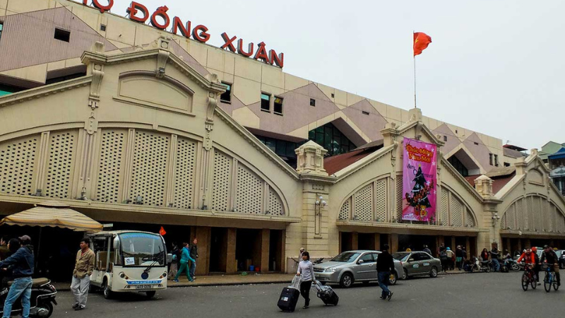 Top 6 Must-Try Hanoi Food Tour Experiences for an Unforgettable Culinary Journey 8 Dong Xuan Market: Where real Hanoi eats — loud, local, and full of flavor
