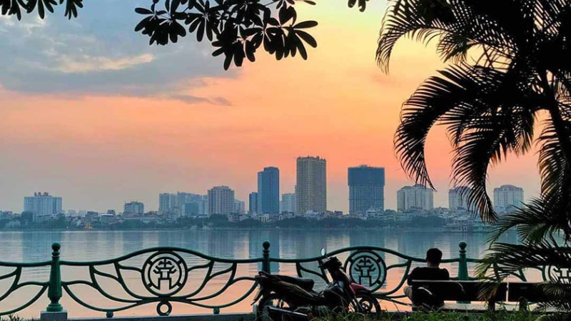 Top 6 Must-Try Hanoi Food Tour Experiences for an Unforgettable Culinary Journey 9 West Lake: Scenic bites and sunset snacks — a peaceful pause in your Hanoi food tour