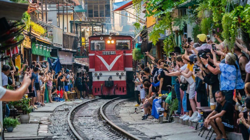Hanoi Explore Travel Agency – Your Gateway to Authentic Vietnam 2 Tourists exploring Hanoi with Hanoi Explore Travel Agency local guides during city tour