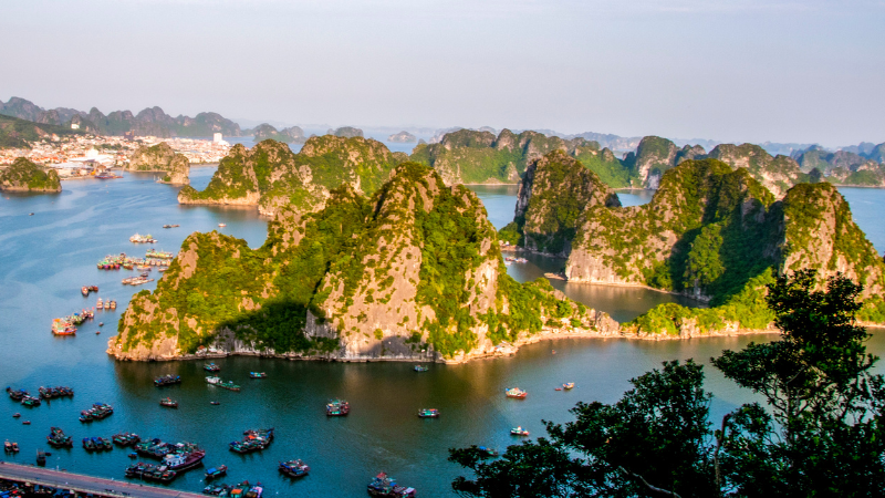 Hanoi Explore Travel Agency – Your Gateway to Authentic Vietnam 4 Ha Long Bay cruise experience arranged by Hanoi Explore Travel Agency – Vietnam tour specialist