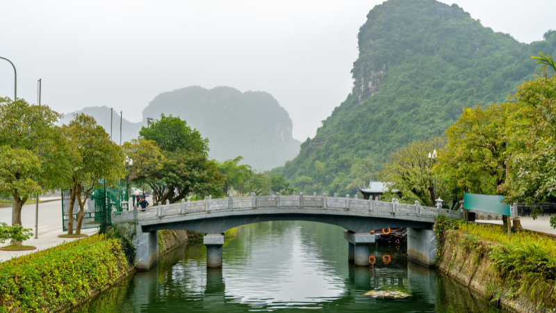 Ninh Binh and Halong Bay Tour: The Perfect Vietnam Journey with AFS Travel 3 Trang An river boat ride during a Ninh Binh and Halong Bay tour with AFS Travel