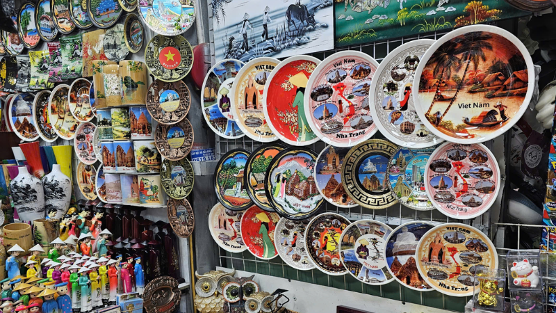 Lacquerware plates and boxes with intricate designs